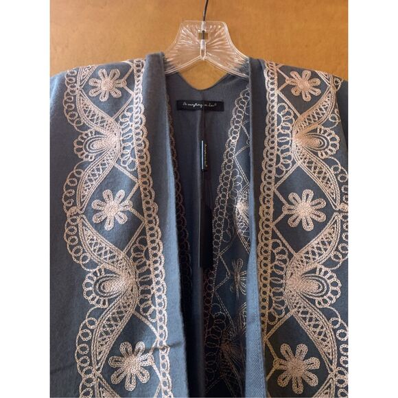 Gray Kimono with Unique White Lace Trim - Picture 3 of 6